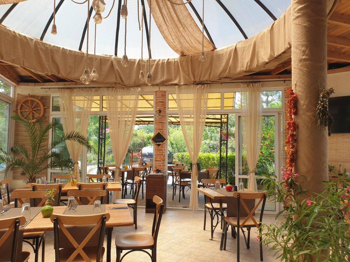 Hotel Feniks 로제넷츠 외부 사진
