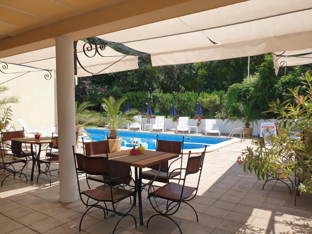 Hotel Feniks 로제넷츠 외부 사진
