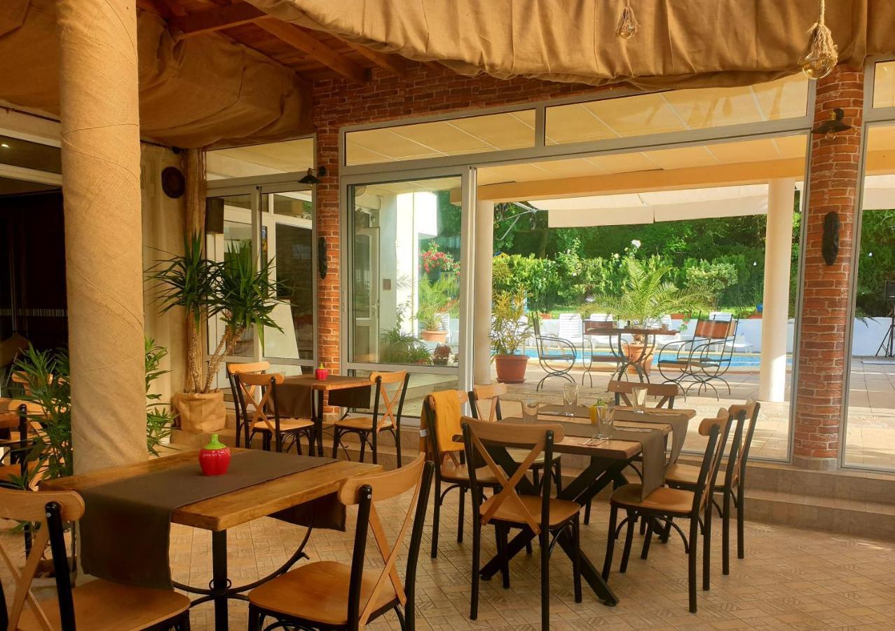 Hotel Feniks 로제넷츠 외부 사진