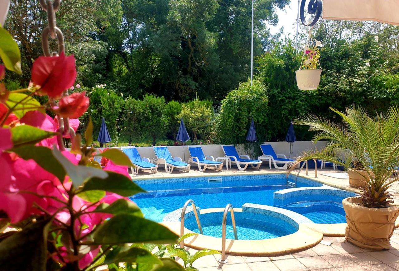 Hotel Feniks 로제넷츠 외부 사진
